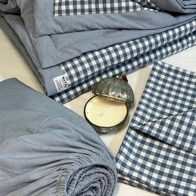 Из вареного хлопка - 100% натуральный. Не нужно гладить. Выдержит > 300 стирок. НИКОГДА не потеряет цвет.  Обращайтесь. У нас 60 цветов и оттенков