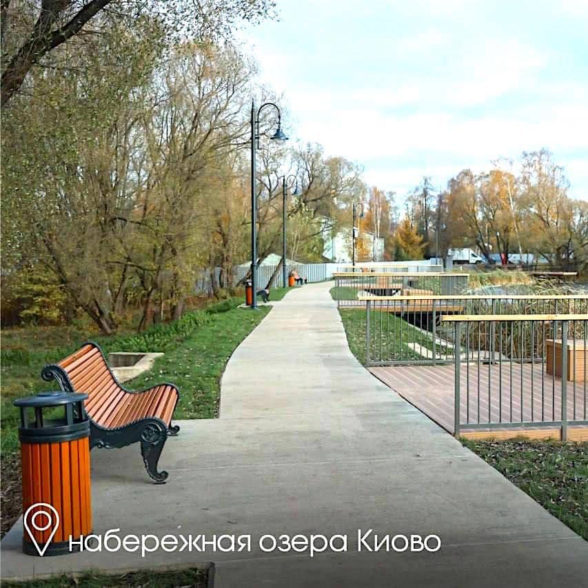 Благоустроенная набережная реки Киово в Лобне
