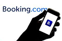 Booking.com приостановил работу в России