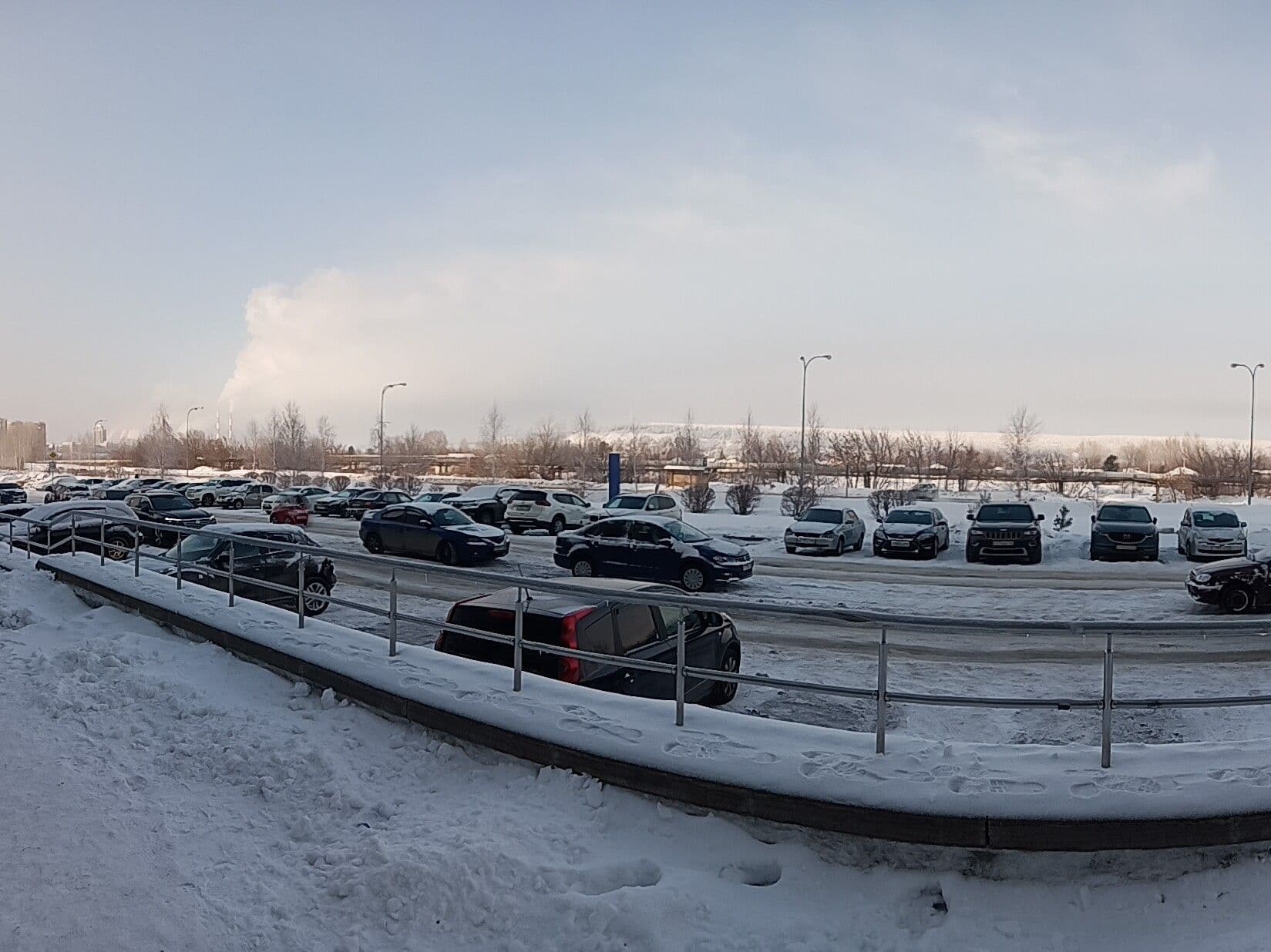 Вид из окна на парковку
