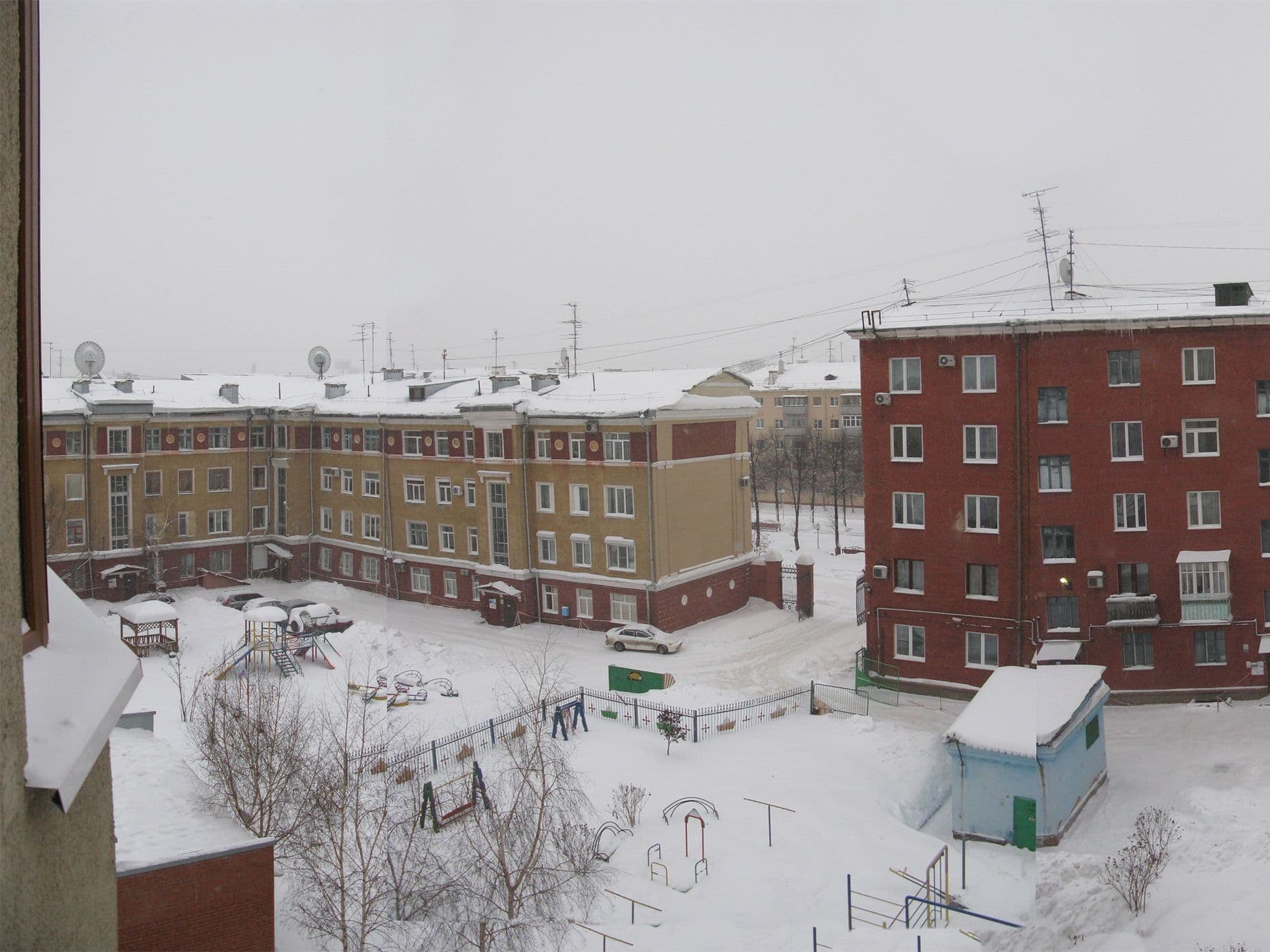 вид из окна на заснеженный двор