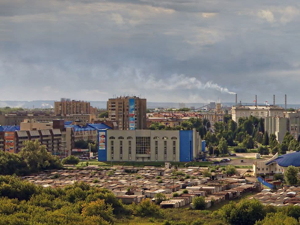 вид из окна квартиры на гаражи в Кемерово