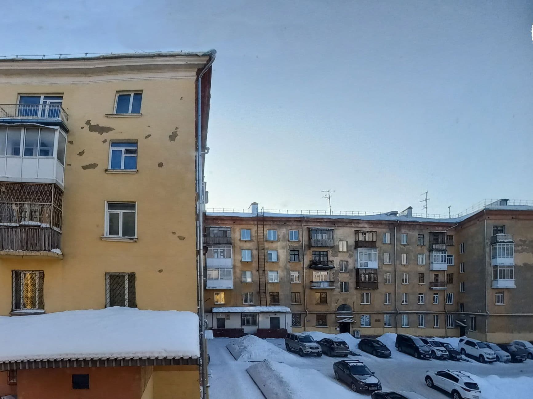 вид из окна на старые дома на Советском. г. Кемерово
