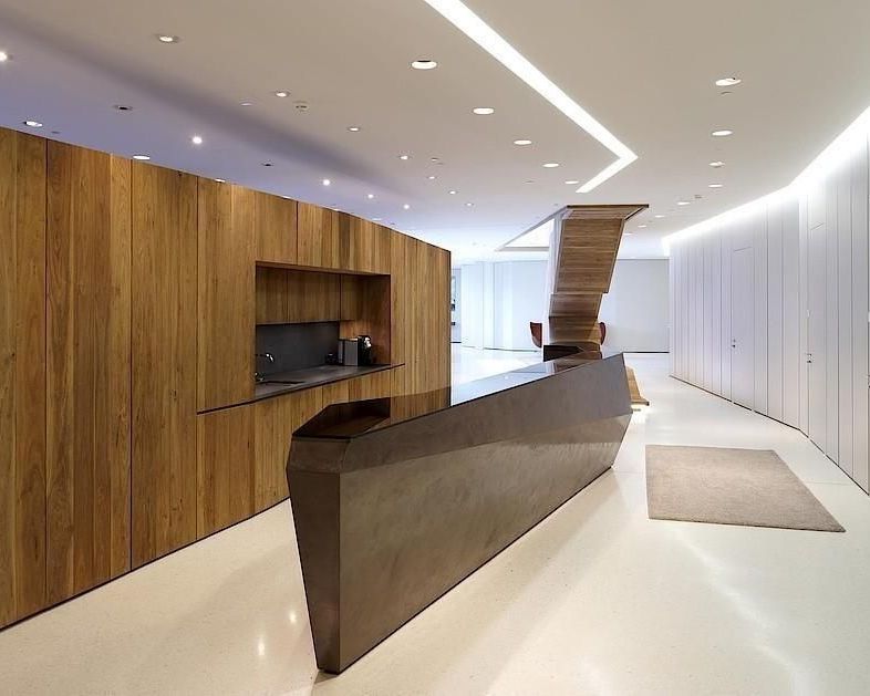 Красота и эстетичность стоек ресепшн из искусственного камня