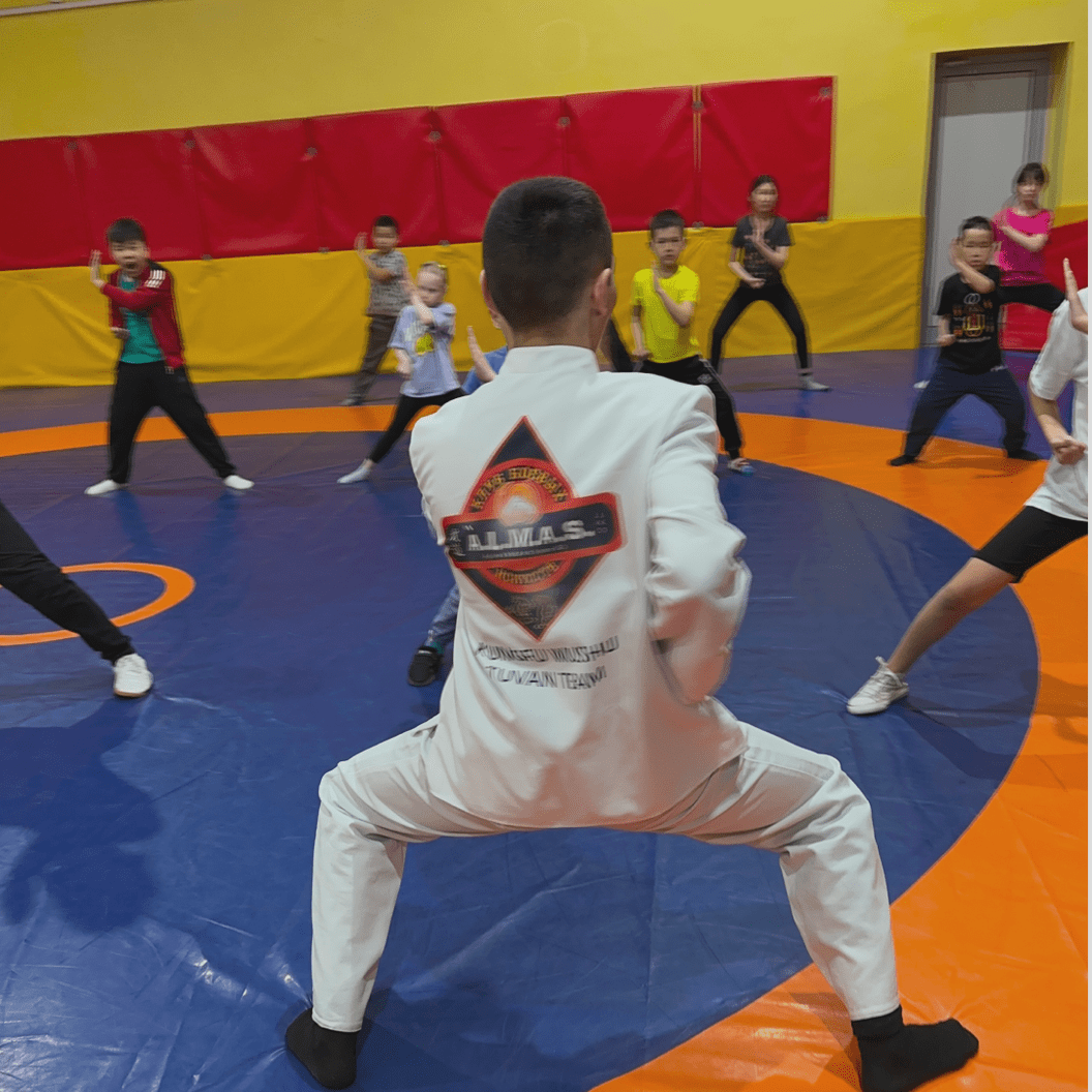 Купить Оплатите сразу на 3 месяца вперед, и получите в подарок 2 занятия по абонементу!