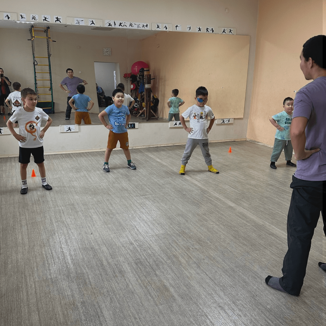 Купить Оплатите сразу на 3 месяца вперед, и получите в подарок 2 занятия по абонементу!