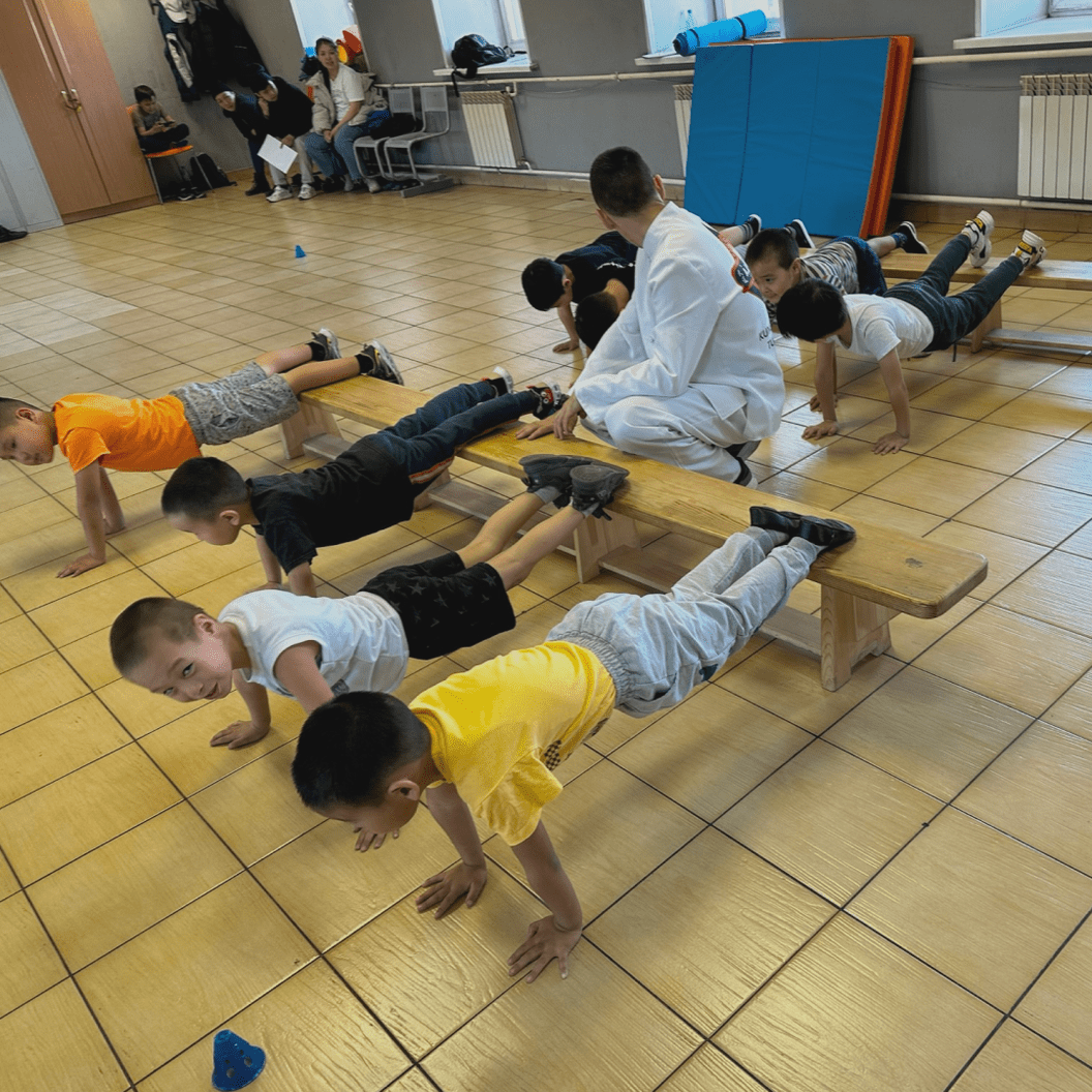 Купить Оплатите сразу на 3 месяца вперед, и получите в подарок 2 занятия по абонементу!