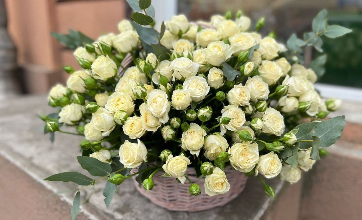 Купить недорого Корзины цветов на похороны белых роз