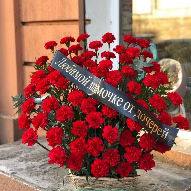 Живые цветы на похороны и траурный день - купить траурную корзину