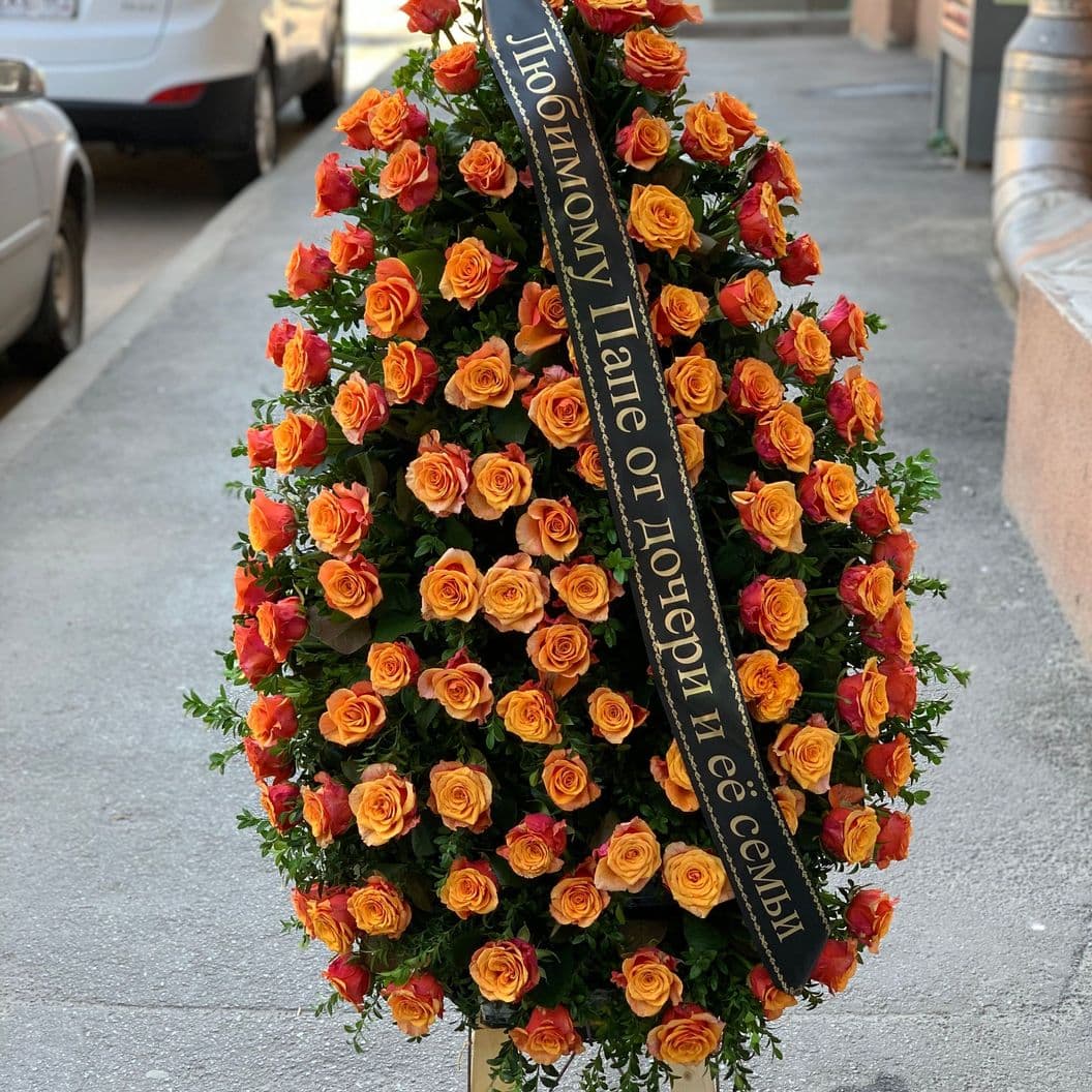 Изготавливаем ритуальные Венки из живых цветов - доставим на адрес или на Кладбище.