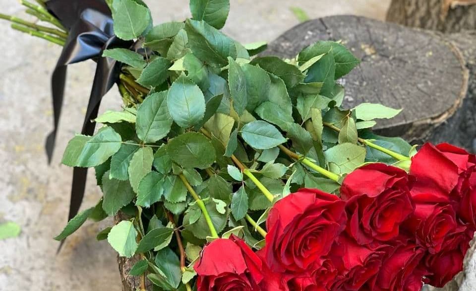 Купить розы на похороны в Ростове-на-Дону.