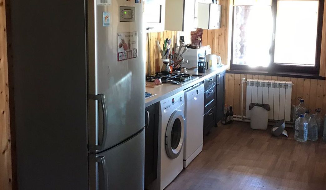 Общая кухонная зона в домике охотников