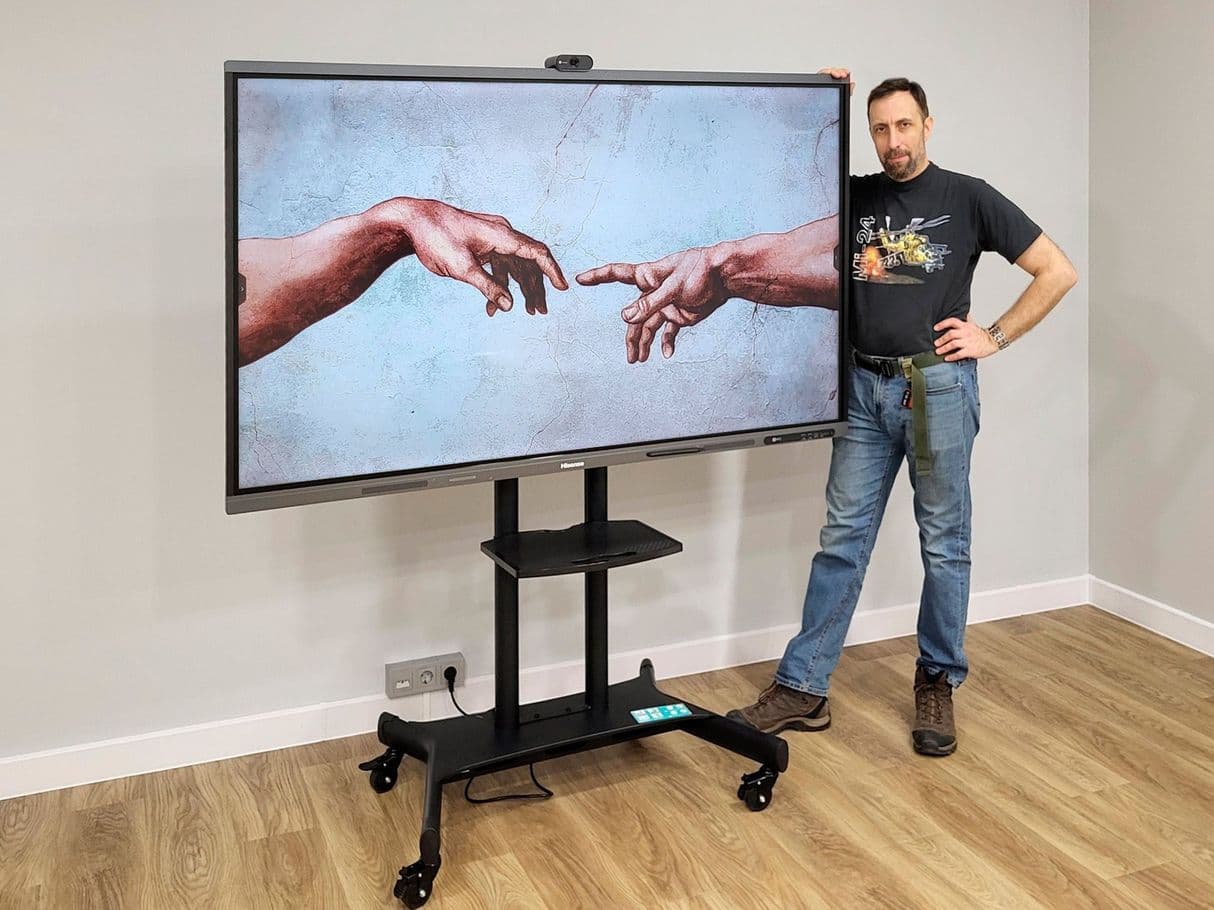 Монтаж интерактивного дисплея Hisense 75″ на мобильной стойке ONKRON
