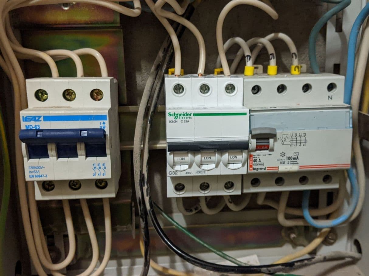 Новый АВ C32А в этажном щите