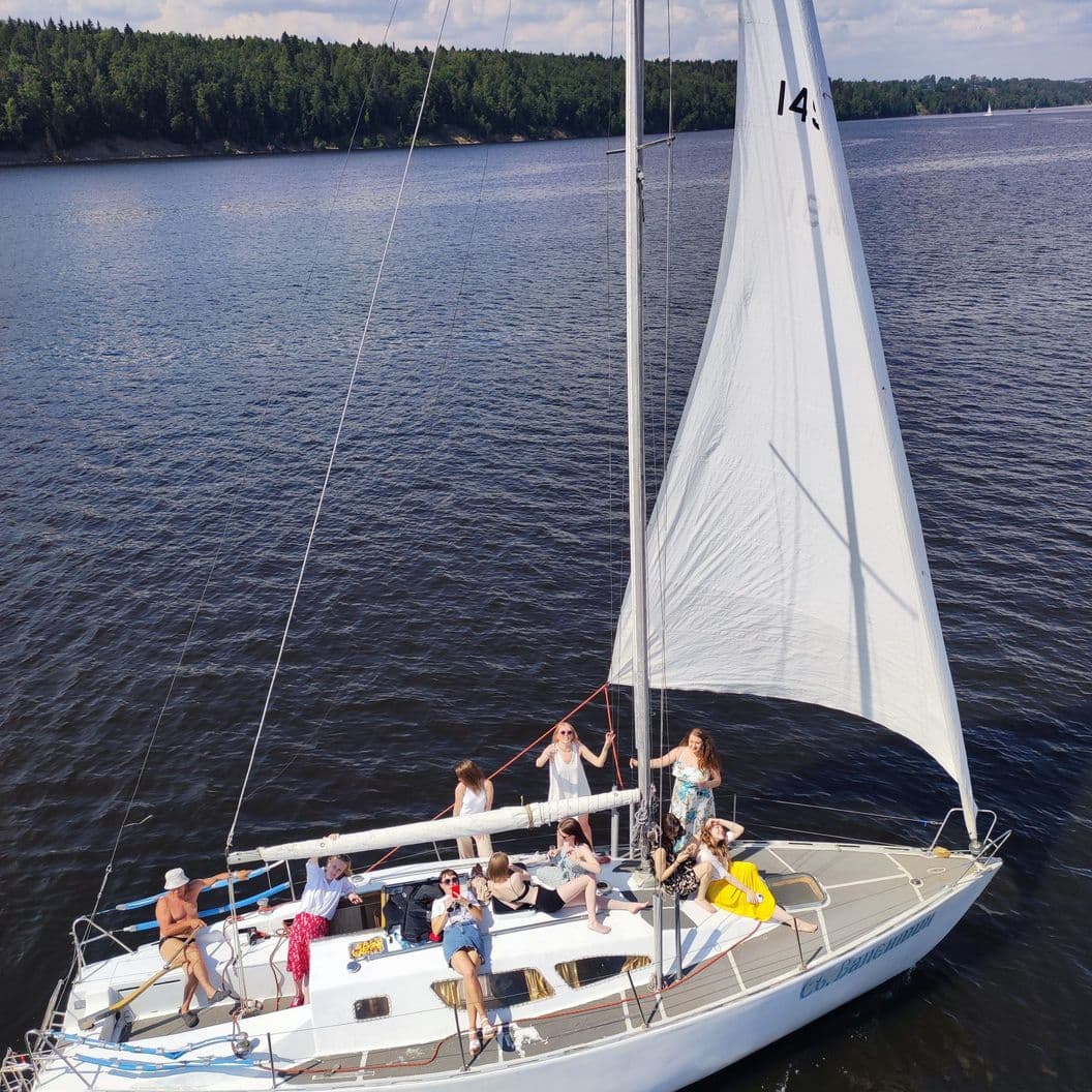 Аренда катера Sea Ray 335. Моторная яхта премиум класса Sea Ray 335 SUNDANCER  Это полноценный круизер, на борту которого есть все для автономного пла