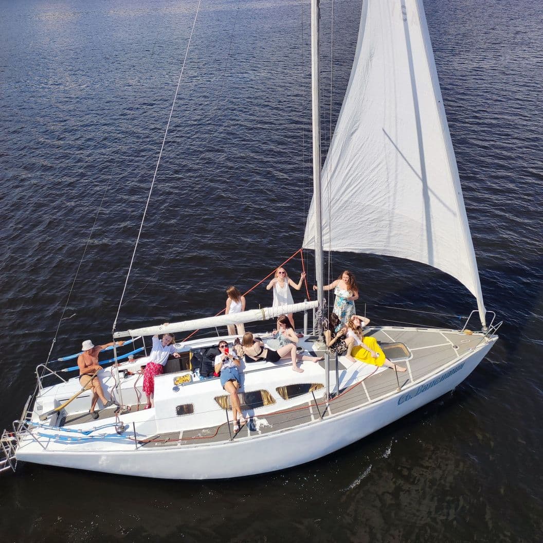 Аренда катера Sea Ray 335. Моторная яхта премиум класса Sea Ray 335 SUNDANCER  Это полноценный круизер, на борту которого есть все для автономного пла