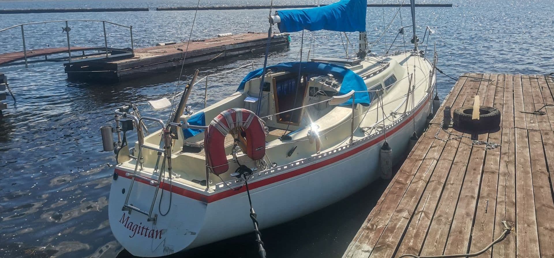 Парусная яхта Магитан на стоянке на пикнике