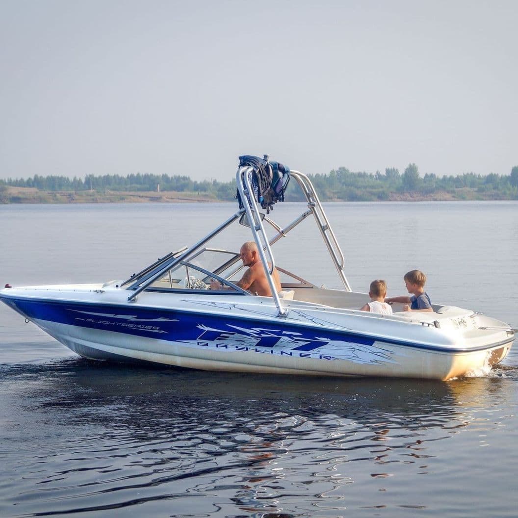 Аренда катера Bayliner в перми. Спортивный прогулочный катер с двигателем 130 л.с.