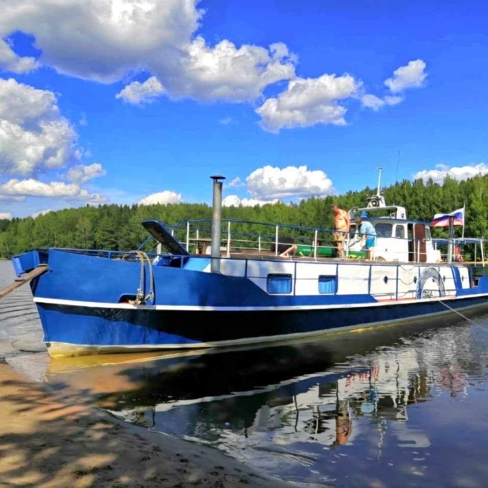 Аренда катера Ясный в Перми. Отличный катер, просторный, подходит для проведения мероприятий, продолжительных прогулок, походов за грибами, на охоту и