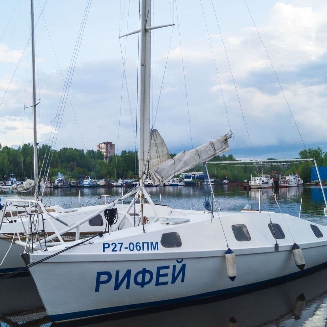 На просторах Верхнекамского водохранилища вас ждет уникальный парусник, который выделяется своей непревзойденной вместимостью, комфортом и маневреннос