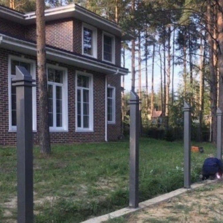 Монтаж столбов ограждений