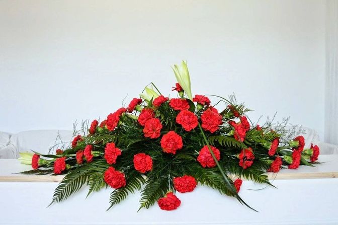 Живые цветы на похороны и траурный день - купить.