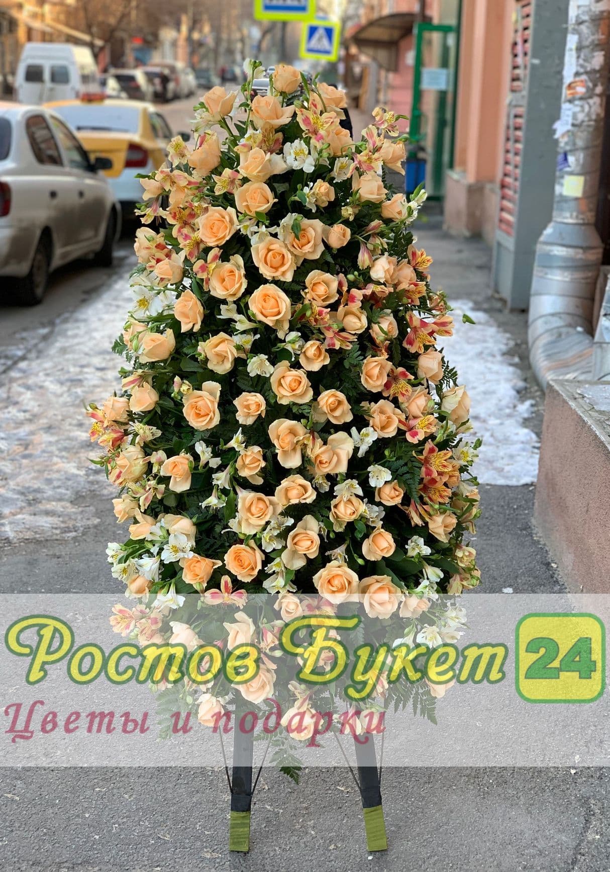Европейский венок из белых роз, хризантем и белых лилий.