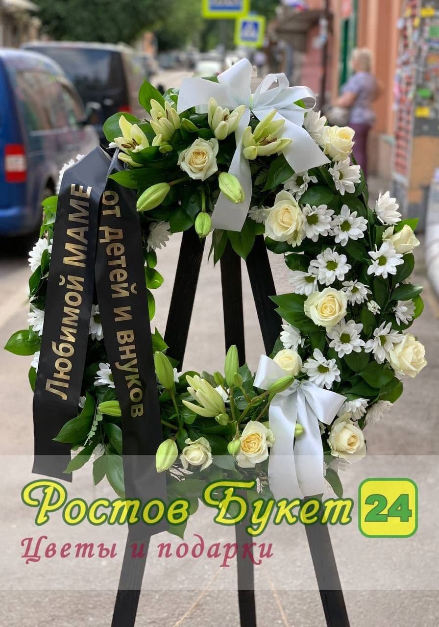 Европейский венок из белых роз, хризантем и белых лилий.