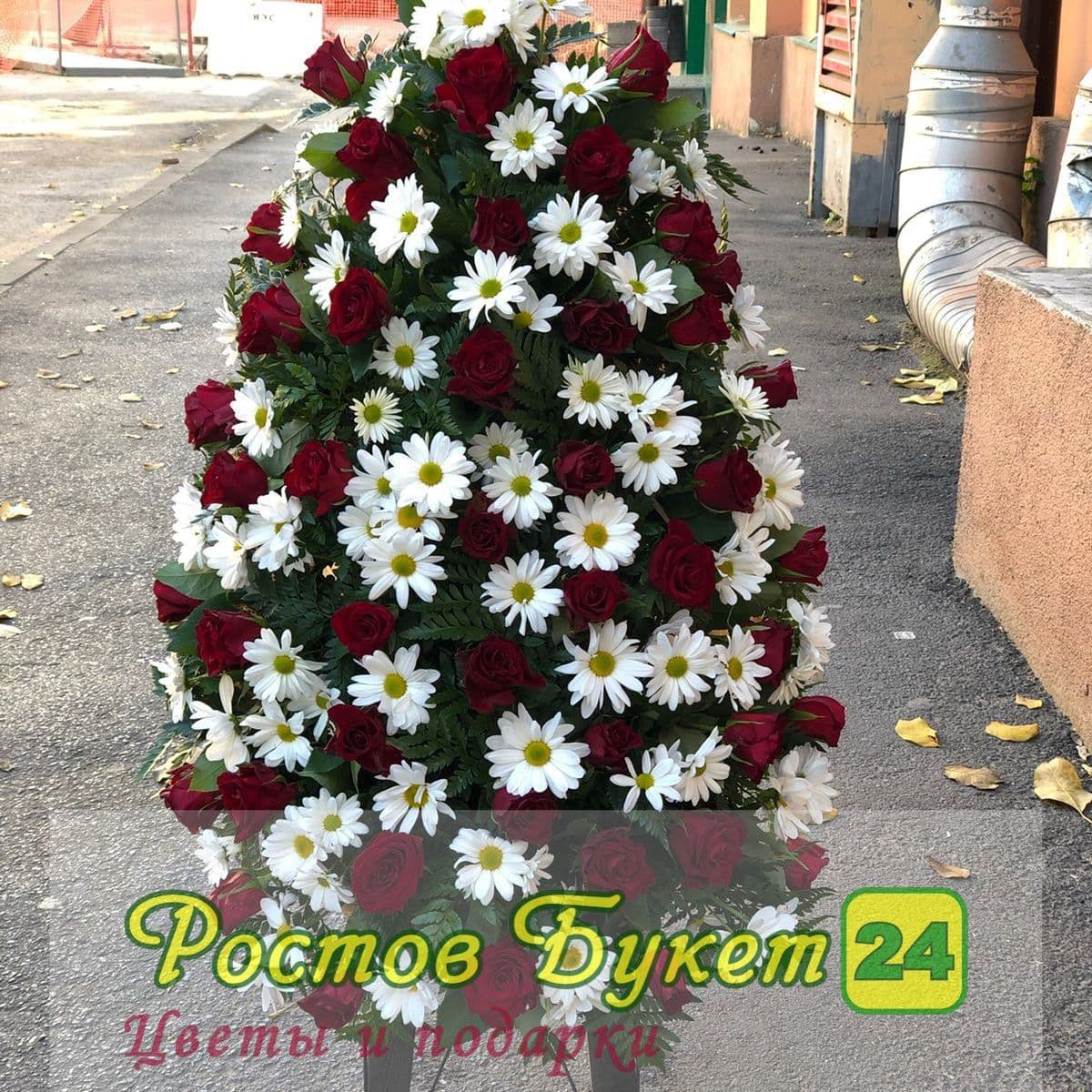 Венок из живых красных роз и хризантем с доставкой в Ростове на Дону.