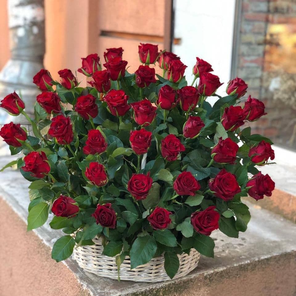 Траурная корзина из алых роз