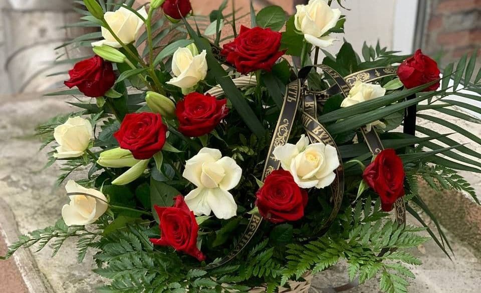 Купить недорого Корзину из красных гвоздик на похороны в Ростове на Дону.