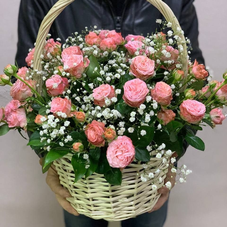 Траурная корзина из розовых роз 