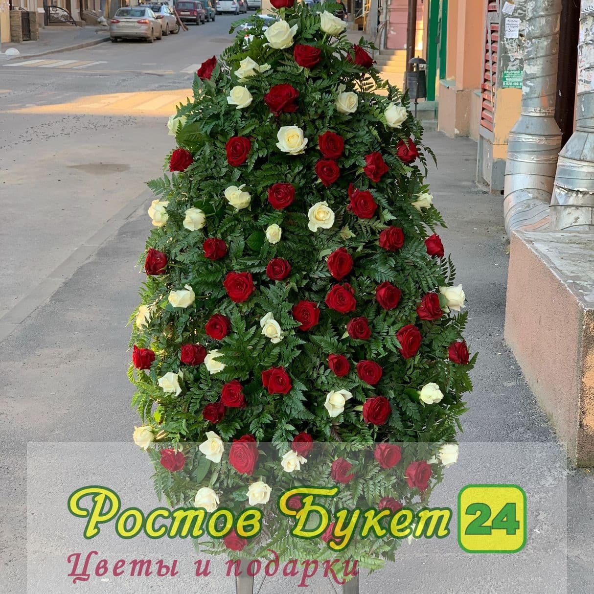 Траурный венок из живых белых и красных роз с доставкой в Ростове-на-Дону