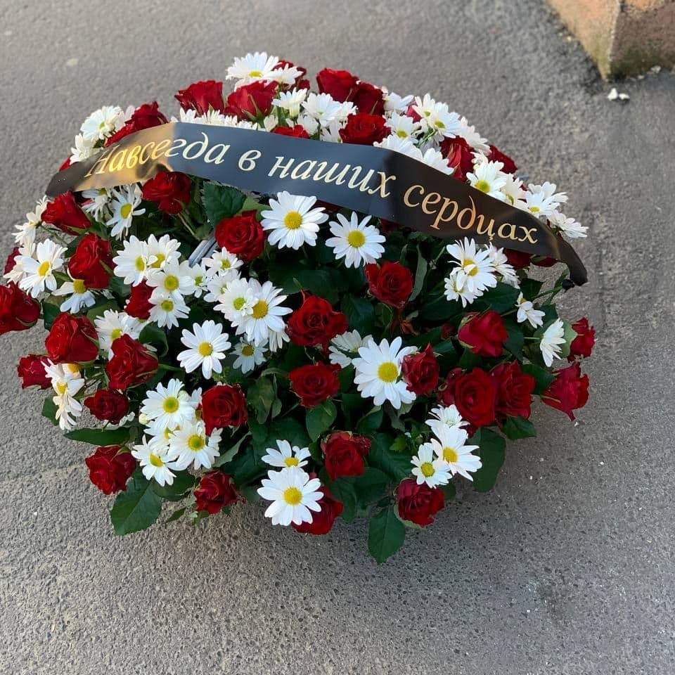 Траурная корзина из алых роз и хризантем