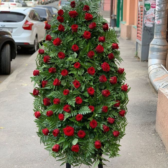 Живые цветы на похороны и траурный день - купить венок из цветов