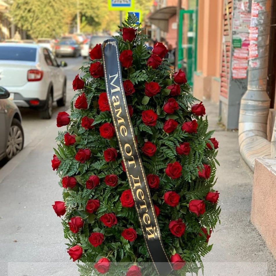 Траурный венок из живых красных роз с доставкой в Ростове-на-Дону