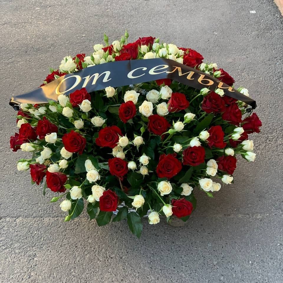 Траурная корзина из красных роз и кустовых белых розочек
