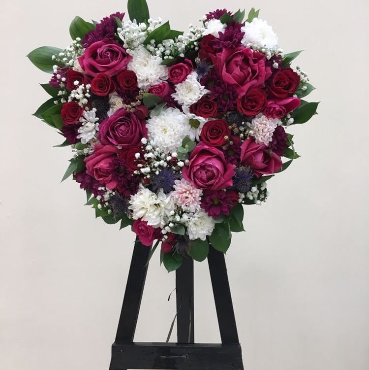 Заказать букет из живых цветов в виде сердца на похороны с доставкой по Ростову-на-Дону