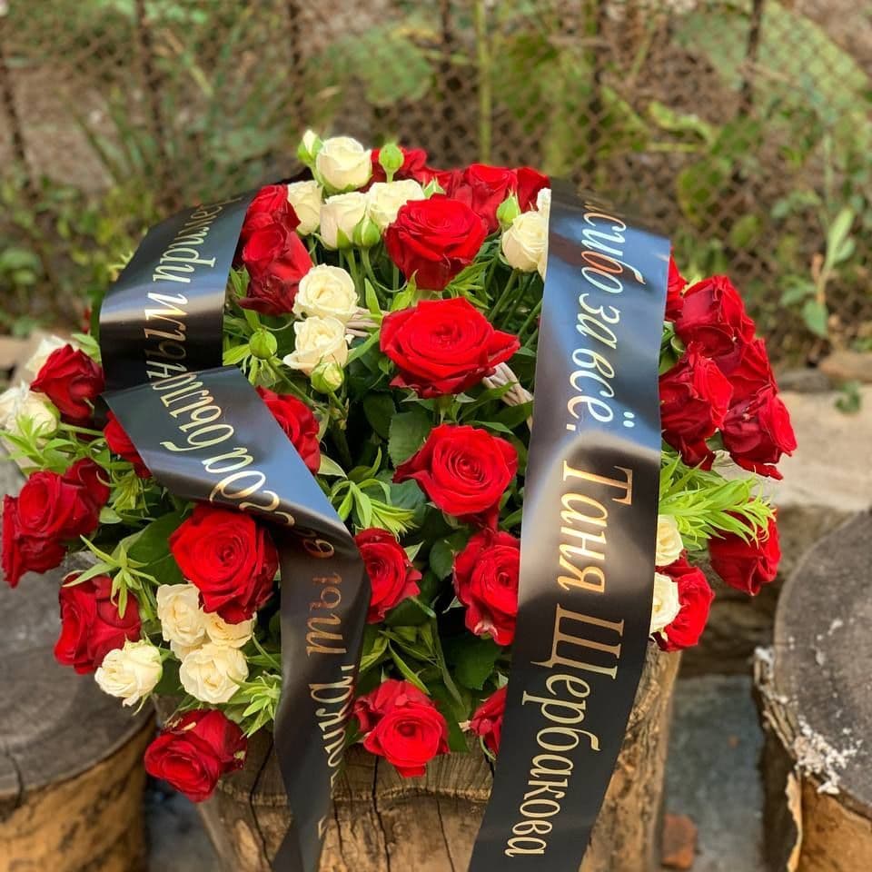 Ритуальная корзина из красных и белых роз с лентой