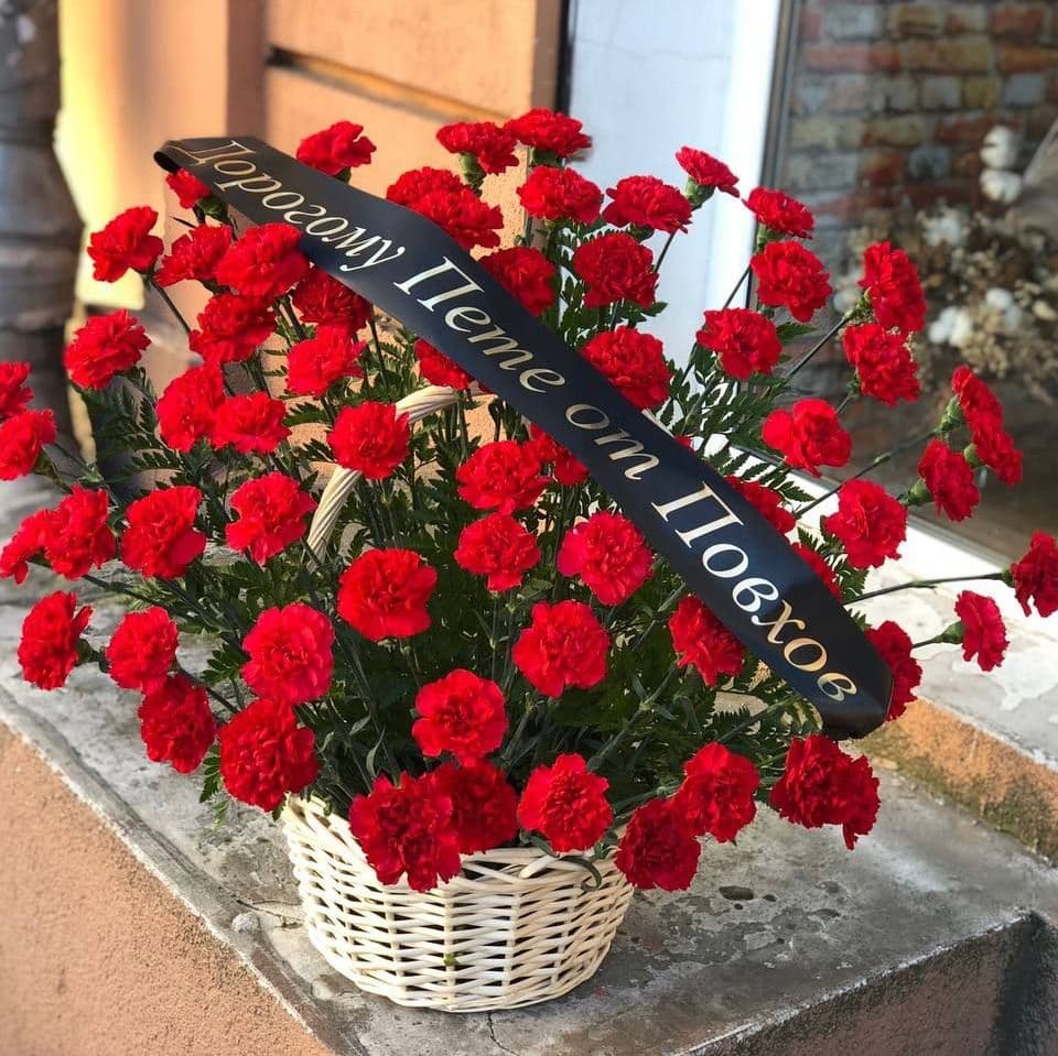 Траурная корзина из красных гвоздик