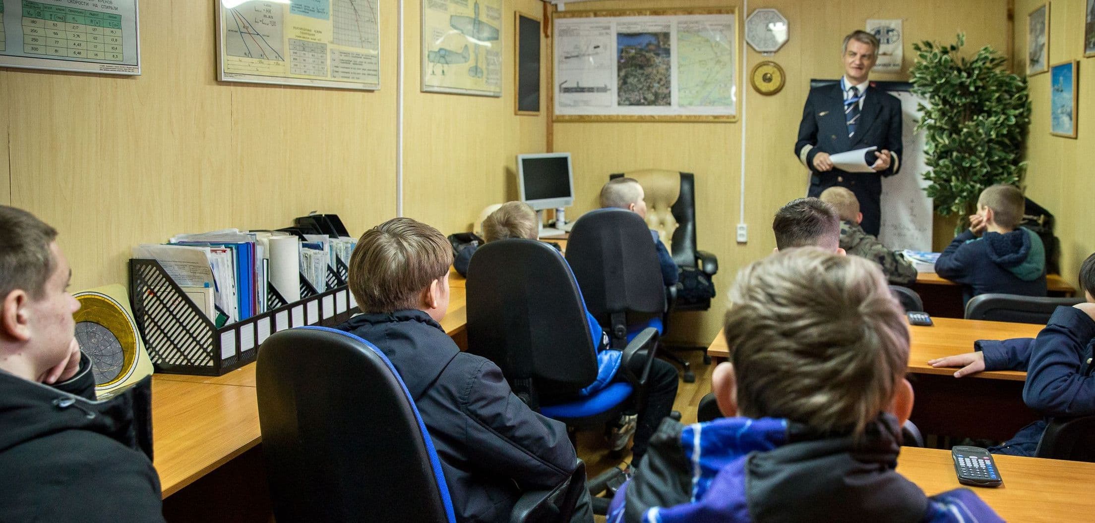 Познакомим с миром профессии пилота, авиадиспетчера и других смежных лётных специальностей. Расскажем об авиации Санкт-Петербурга и работе международн