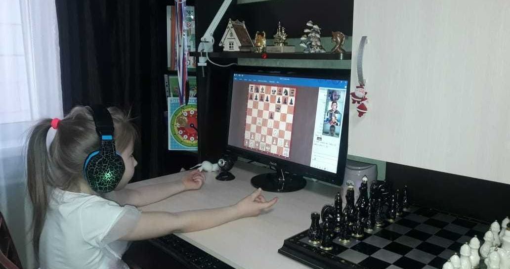 шахматист или игровой тренер с планшетом