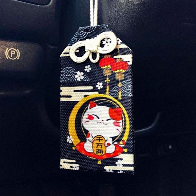 Омамори Maneki-neko
