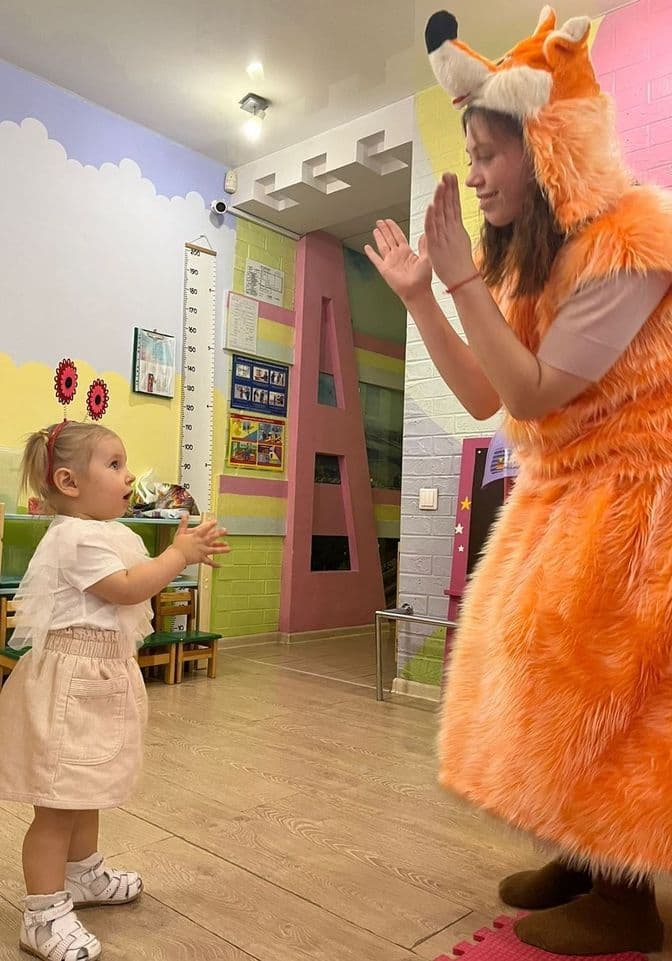 Наши мамы лучше всех:Добрые, красивые.Мы хотим, чтоб были выКаждый день счастливые!
