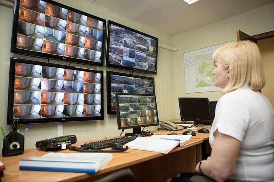 Установка видеонаблюдения в подъезде - надежный способ обеспечить безопасность и контроль в жилом доме. Консьерж сможет эффективно контролировать прои