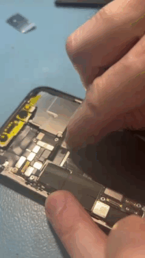 Замена аккумуляторной батареи iPhone на оригинальный скотч. Чистка рамки и установка новой проклейки на праймер.