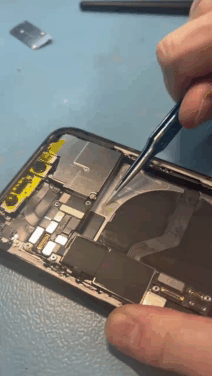 Замена аккумуляторной батареи iPhone на оригинальный скотч. Чистка рамки и установка новой проклейки на праймер.