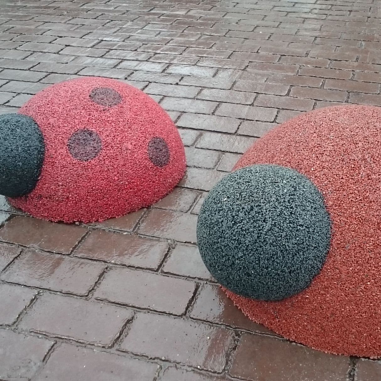 Божья коровка из резиновой крошки
