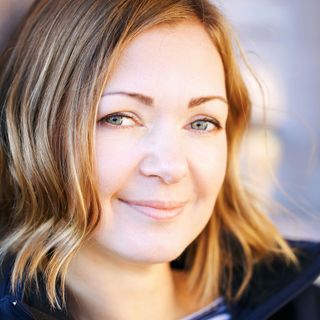 Рада приветствовать на моём сайте!Меня зовут Елена Мусатова, я - художник, работаю в разных направлениях различными материалами. К созданию картин мен