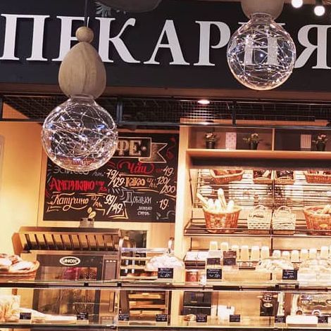 Меловой леттеринг на доске в пекарне